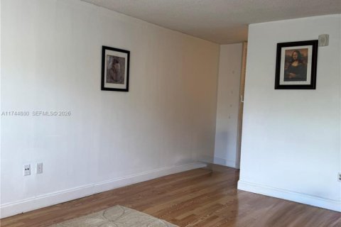 Condo in North Miami, Florida, 1 bedroom  № 2154526 - photo 16