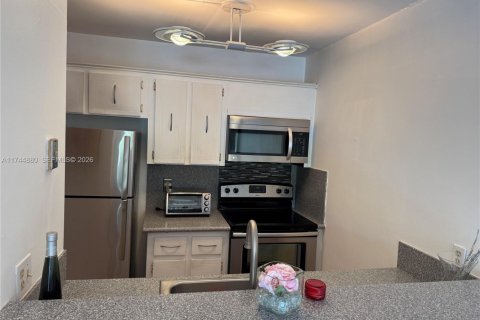 Condo in North Miami, Florida, 1 bedroom  № 2154526 - photo 3