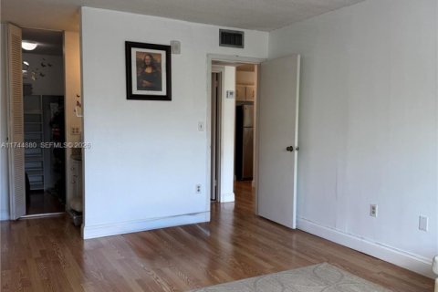 Condo in North Miami, Florida, 1 bedroom  № 2154526 - photo 17