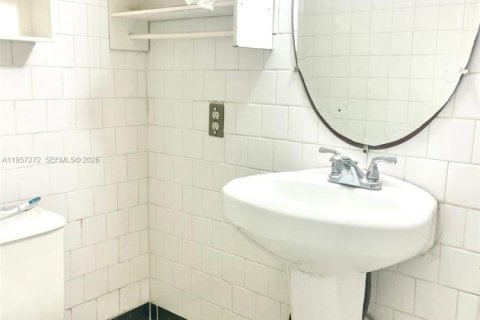 House in West Park, Florida 1 bedroom, 115.38 sq.m. № 2011256 - photo 7