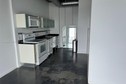 Condo in Miami, Florida, 1 bedroom № 1989357 - photo 5