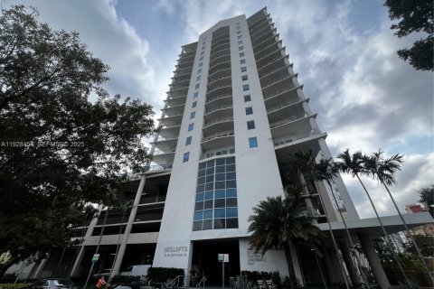 Condo in Miami, Florida, 1 bedroom № 1989357 - photo 1