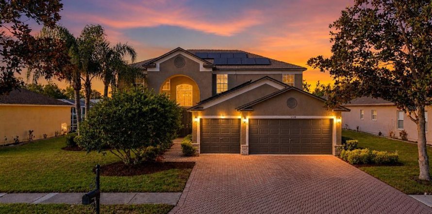 House in Land O' Lakes, Florida 5 bedrooms, 271.55 sq.m. № 2203553