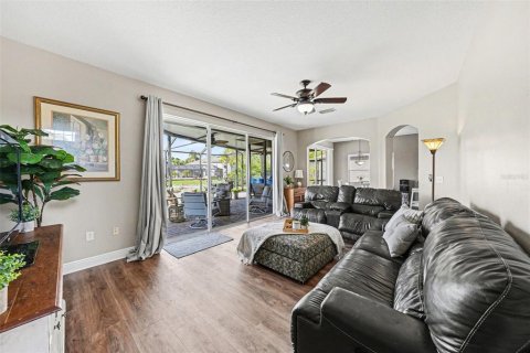 House in Land O' Lakes, Florida 5 bedrooms, 271.55 sq.m. № 2203553 - photo 15
