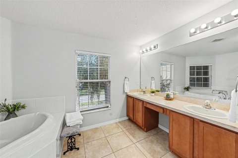 House in Land O' Lakes, Florida 5 bedrooms, 271.55 sq.m. № 2203553 - photo 25