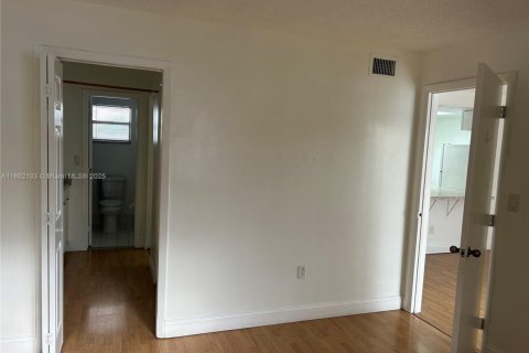 Снять в аренду квартиру в Маргит, Флорида 1 спальня, № 1945435 - фото 8