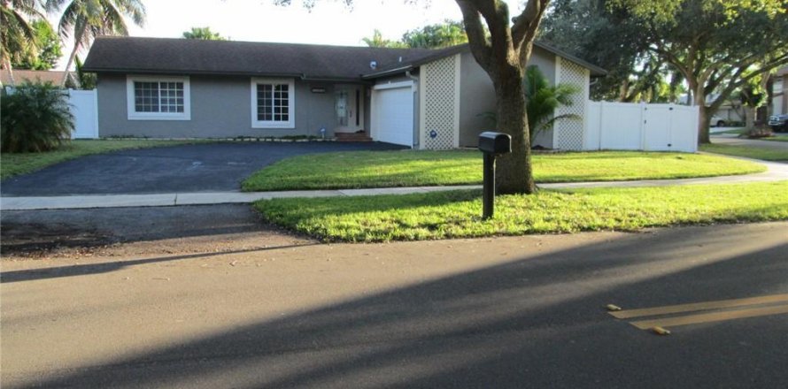 Casa en Cooper City, Florida 3 dormitorios, 148.83 m2 № 2085652