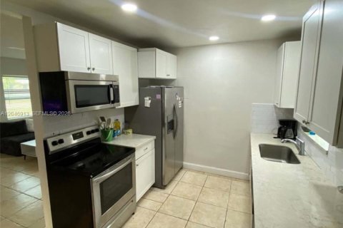 House in Fort Lauderdale, Florida 3 bedrooms, 123.19 sq.m. № 2145944 - photo 12