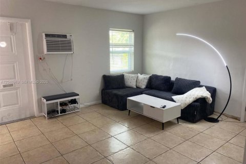 House in Fort Lauderdale, Florida 3 bedrooms, 123.19 sq.m. № 2145944