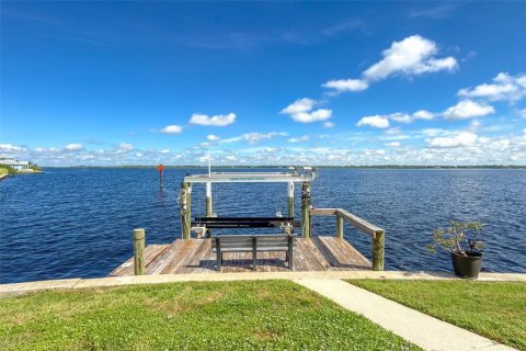Villa ou maison à vendre à Port Charlotte, Floride: 4 chambres, 201.97 m2 № 2407028 - photo 4