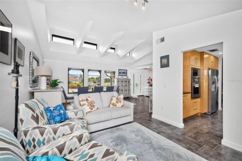 Villa ou maison à vendre à Port Charlotte, Floride: 4 chambres, 201.97 m2 № 2407028 - photo 9
