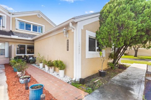 Adosado en Pembroke Pines, Florida 3 dormitorios, 153.29 m2 № 2077836