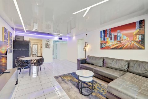 Condominio en venta en Hallandale Beach, Florida, 1 dormitorio, 74.88 m2 № 2020604 - foto 4