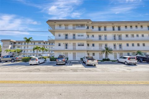 Condominio en venta en Hallandale Beach, Florida, 1 dormitorio, 74.88 m2 № 2020604 - foto 2