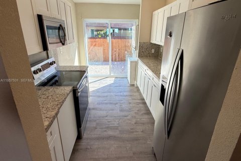 Снять в аренду таунхаус в Хомстед, Флорида 3 спальни, 105.91м2, № 2017732 - фото 4