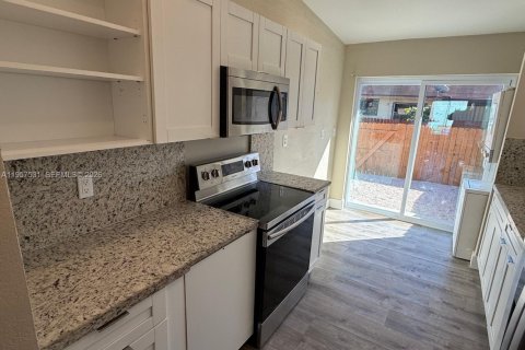 Снять в аренду таунхаус в Хомстед, Флорида 3 спальни, 105.91м2, № 2017732 - фото 2