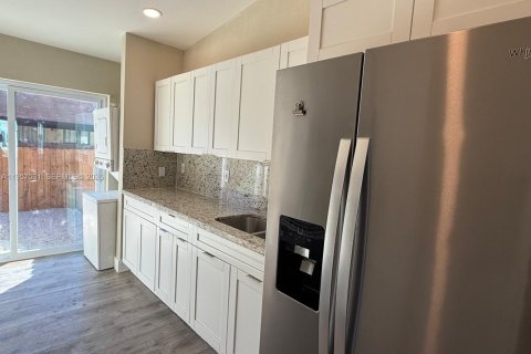 Снять в аренду таунхаус в Хомстед, Флорида 3 спальни, 105.91м2, № 2017732 - фото 3