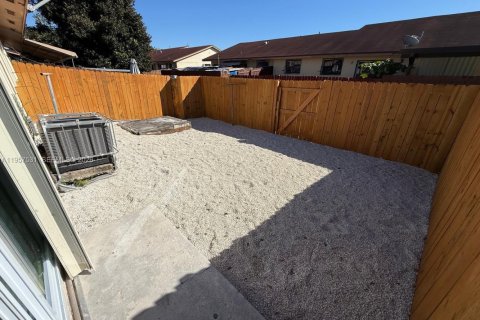 Снять в аренду таунхаус в Хомстед, Флорида 3 спальни, 105.91м2, № 2017732 - фото 13