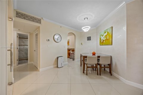 Condo in Hollywood, Florida, 2 bedrooms  № 2035703 - photo 16