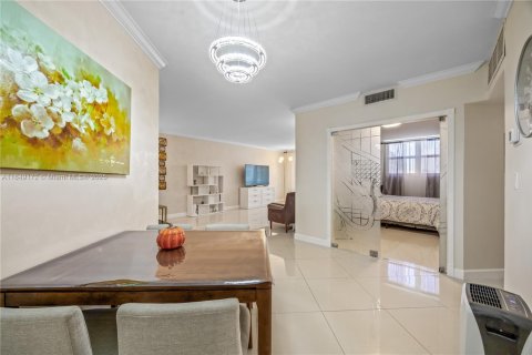 Condo in Hollywood, Florida, 2 bedrooms  № 2035703 - photo 18