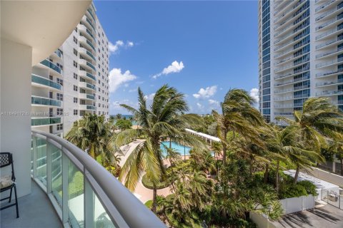 Condo in Hollywood, Florida, 2 bedrooms  № 2035703 - photo 3
