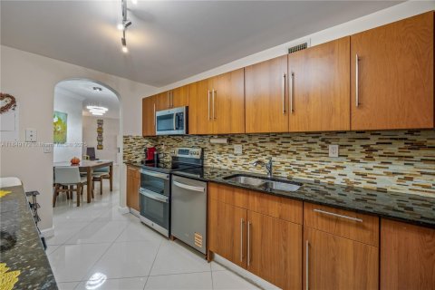 Condo in Hollywood, Florida, 2 bedrooms  № 2035703 - photo 20