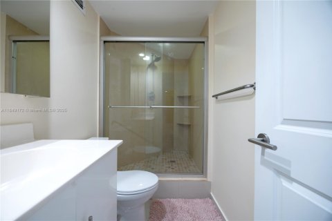 Condo in Hollywood, Florida, 2 bedrooms  № 2035703 - photo 13
