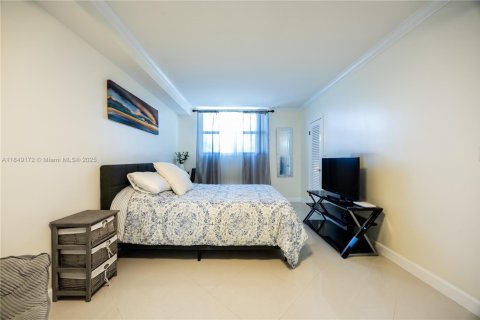 Condo in Hollywood, Florida, 2 bedrooms  № 2035703 - photo 23