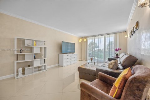 Condo in Hollywood, Florida, 2 bedrooms  № 2035703 - photo 9