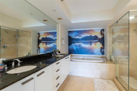 Condo in Hallandale Beach, Florida, 2 bedrooms  № 2052999 - photo 11