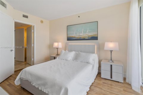 Condo in Hallandale Beach, Florida, 2 bedrooms  № 2052999 - photo 12