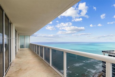 Condo in Hallandale Beach, Florida, 2 bedrooms  № 2052999 - photo 17
