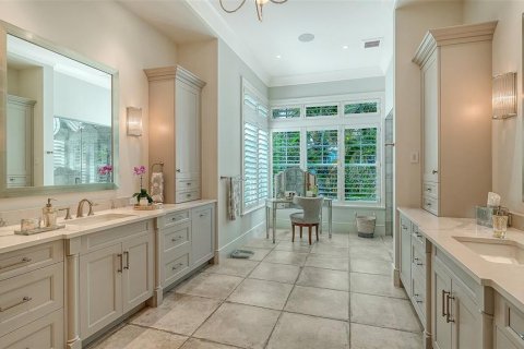 House in Longboat Key, Florida 4 bedrooms, 430.14 sq.m. № 2117288 - photo 25