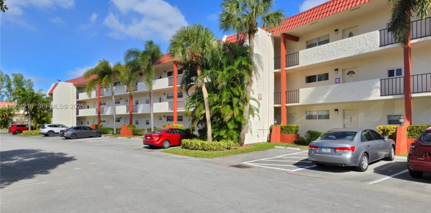 Condo in Pembroke Pines, Florida, 2 bedrooms № 1982386