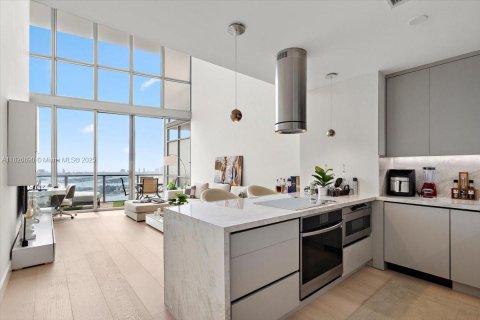 Condo in Miami, Florida, 1 bedroom  № 1809149 - photo 1