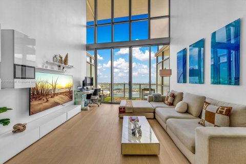 Condo in Miami, Florida, 1 bedroom  № 1809149 - photo 2