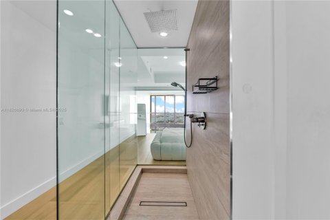 Condo in Miami, Florida, 1 bedroom  № 1809149 - photo 22