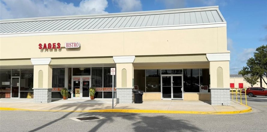 Commercial property in Largo, Florida № 2095386