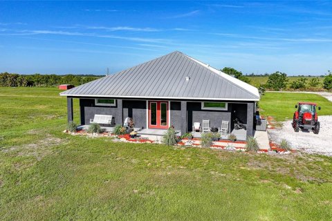 House in Arcadia, Florida 3 bedrooms, 176.61 sq.m. № 2155742 - photo 2