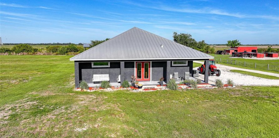 House in Arcadia, Florida 3 bedrooms, 176.61 sq.m. № 2155742