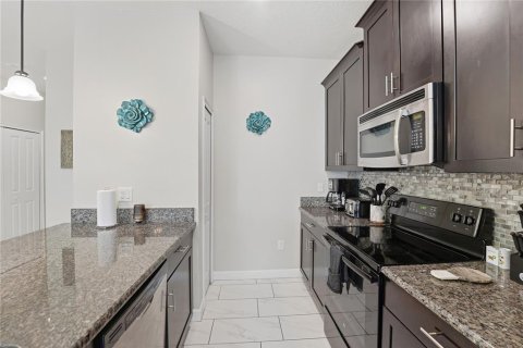 Townhouse in Davenport, Florida 5 bedrooms, 188.03 sq.m. № 2299244 - photo 21