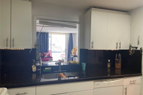 Condo in North Miami Beach, Florida, 1 bedroom № 1947611 - photo 6