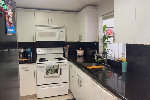 Condo in North Miami Beach, Florida, 1 bedroom № 1947611 - photo 5