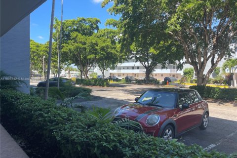 Condo in North Miami Beach, Florida, 1 bedroom № 1947611 - photo 4