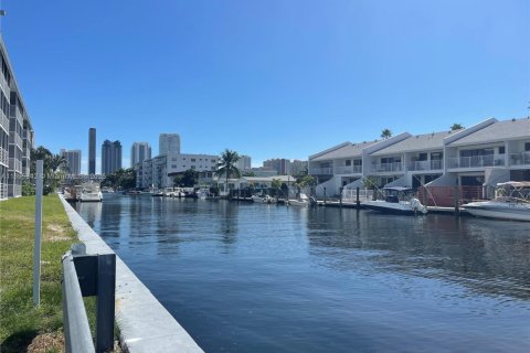 Condo in North Miami Beach, Florida, 1 bedroom  № 1947611