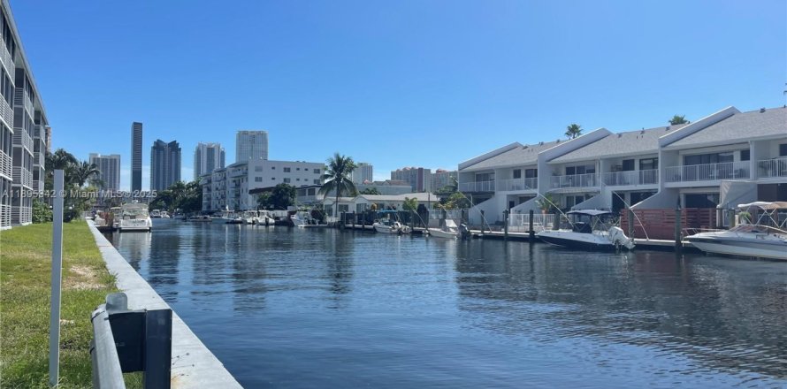 Condo in North Miami Beach, Florida, 1 bedroom № 1947611