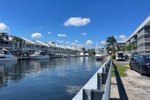 Condo in North Miami Beach, Florida, 1 bedroom № 1947611 - photo 2
