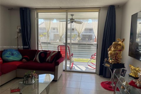 Condo in North Miami Beach, Florida, 1 bedroom № 1947611 - photo 7