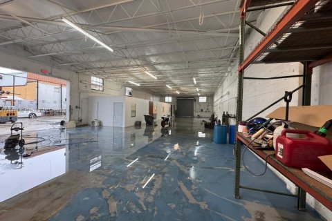 Commercial property in Hialeah, Florida № 1841046 - photo 1
