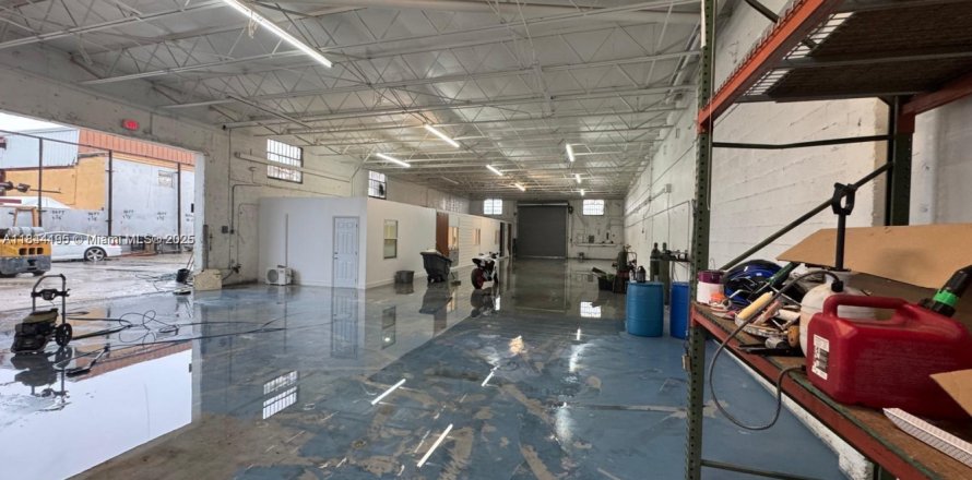 Commercial property in Hialeah, Florida № 1841046